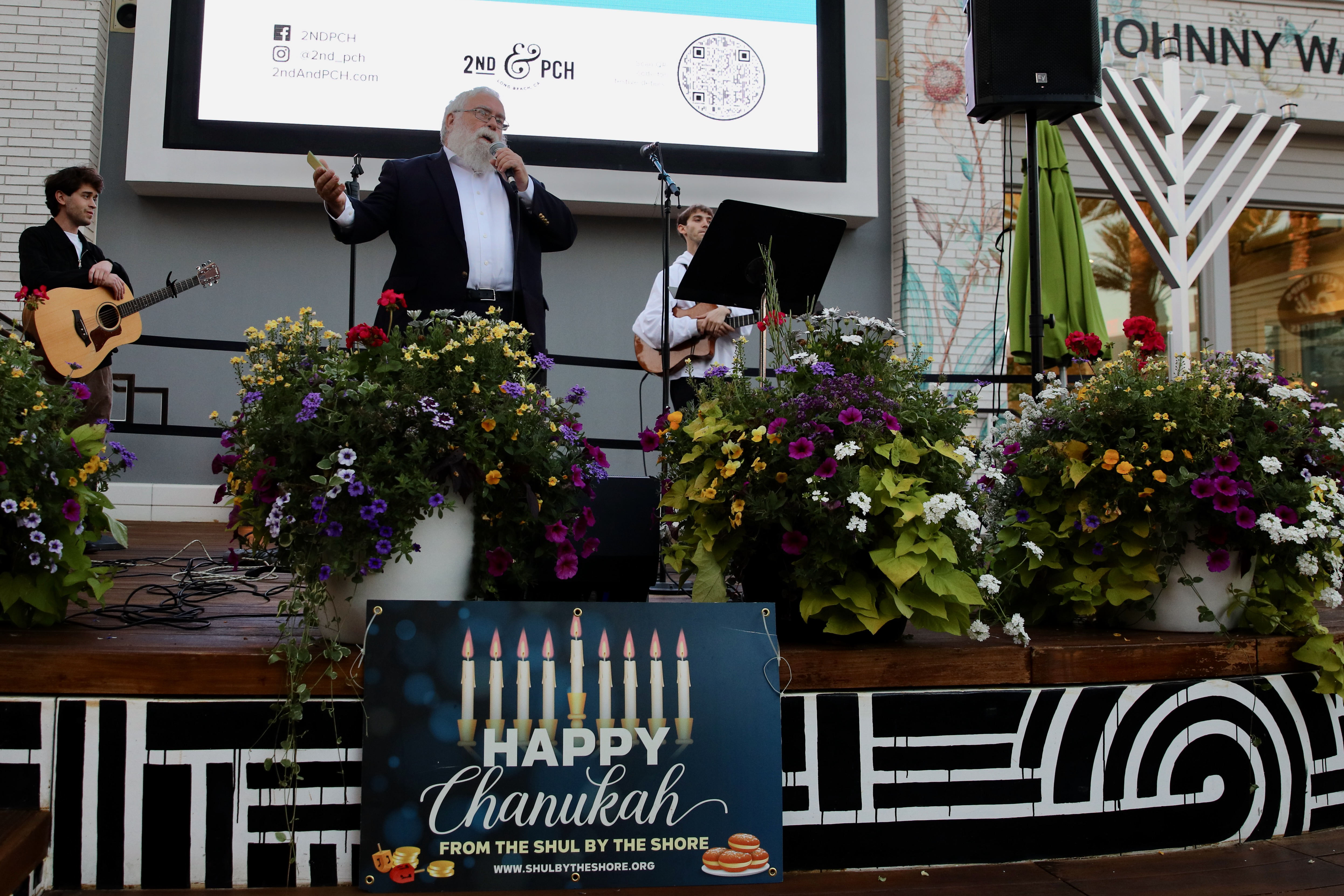 Rabbi Abba Perelmuter of Shul by the Shore welcomes the...