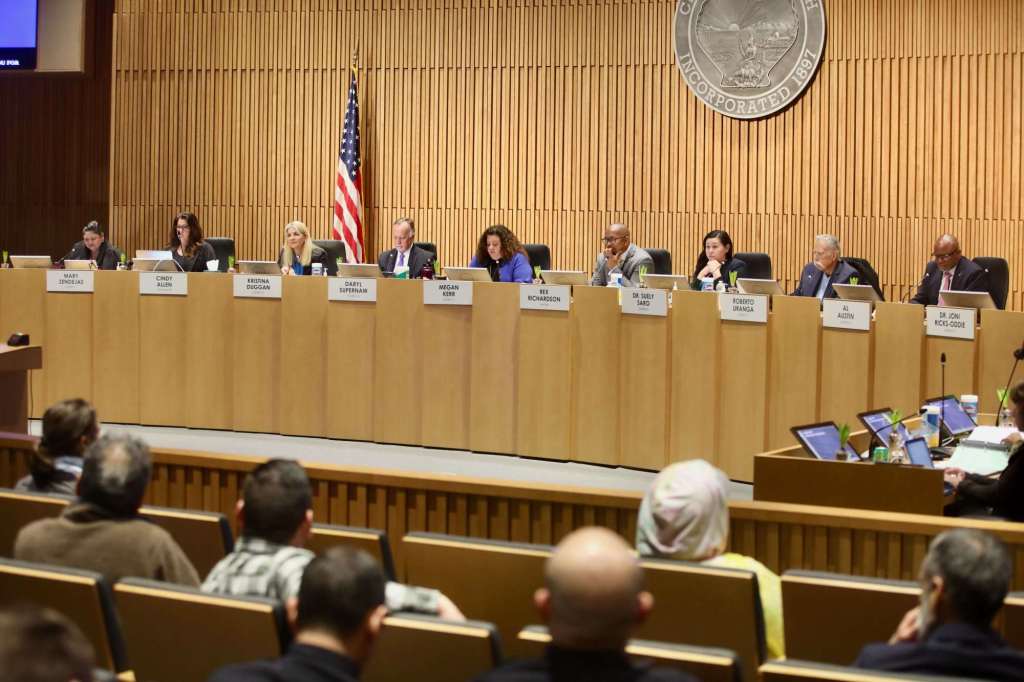 Long Beach to build new translation booths in City Hall’s Civic Chambers – Press Telegram