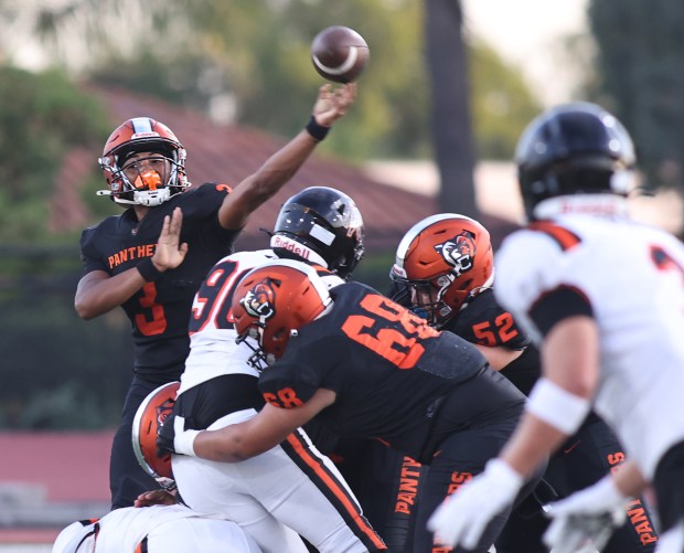 Orange's Star Thomas passes the ball against Huntington Beach. The game was held at El Modena High School in the city of Orange on Thursday, Aug. 21, 2025.(Photos by Karen Tapia, Contributing Photographer)