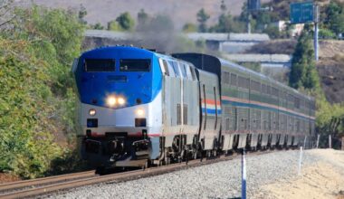 Man dies after being struck by Amtrak train in Oakland – East Bay Times