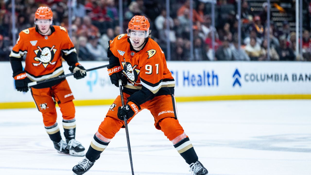 Leo Carlsson, rookie Beckett Sennecke lead Ducks' over Blackhawks