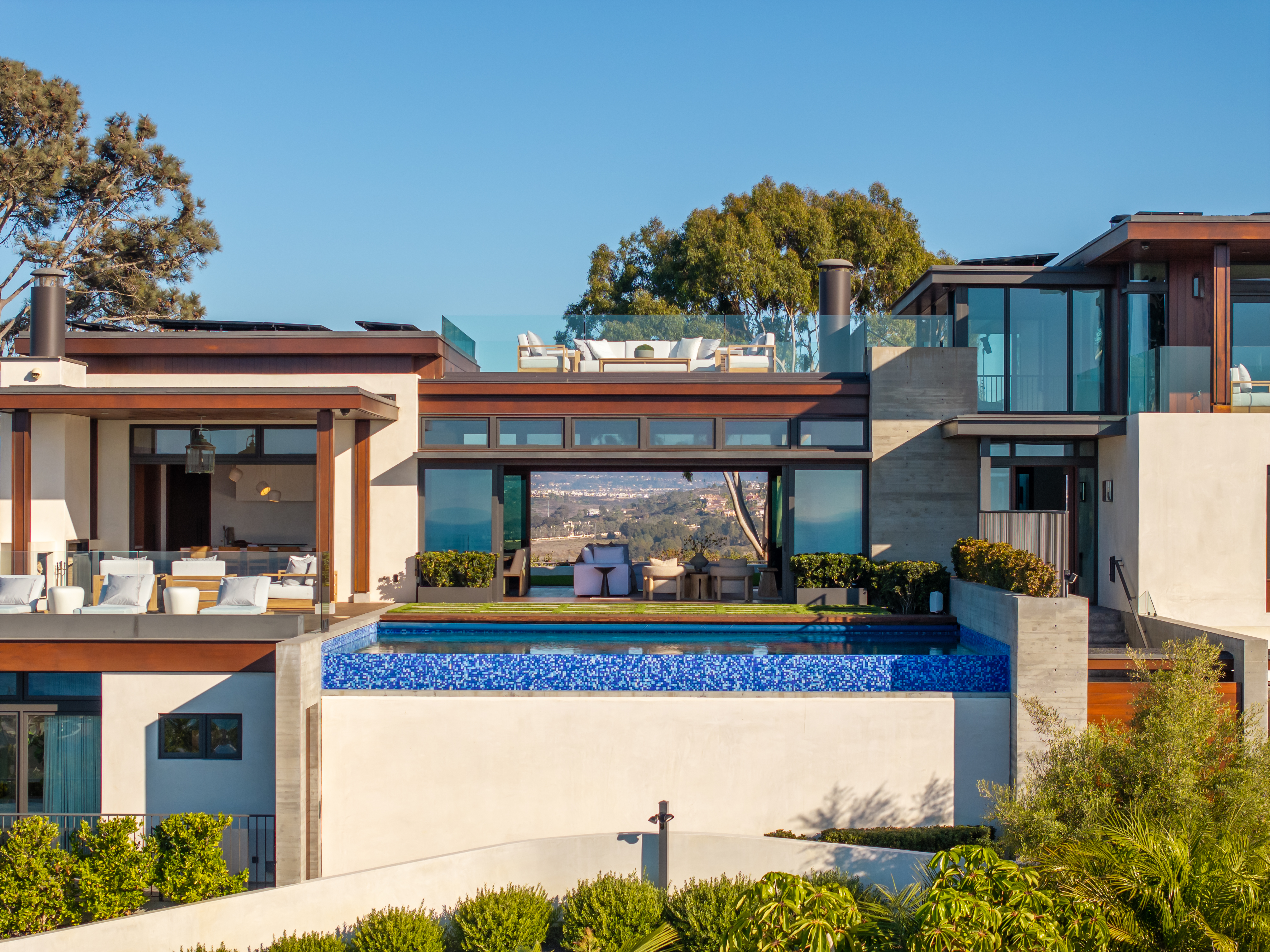 The vanishing edge pool at 2160 Balboa Ave. in Del...