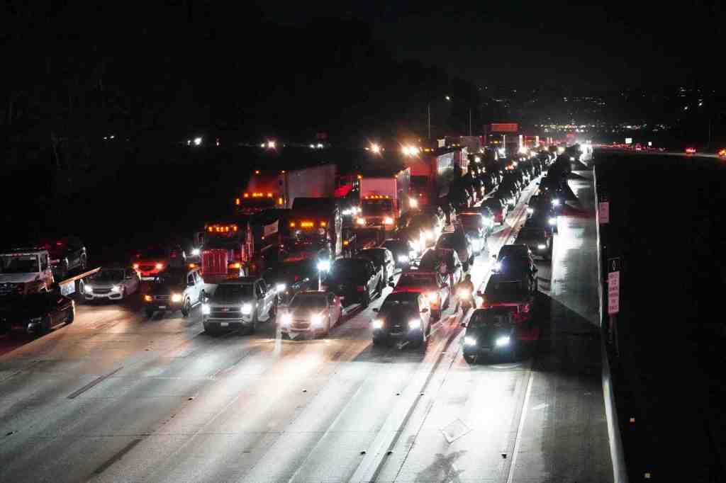 I-5 closure snarled traffic as officers talked with man on bridge. Angry motorists have questions. – San Diego Union-Tribune