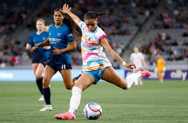 San Diego, CA - June 28: San Diego Wave FC's Melanie Barcenas (25) attempts a goal against Chicago Red Stars' Chardonnay Curran (11) during their game at Snapdragon Stadium on Friday, June 28, 2024 in San Diego, CA. (Meg McLaughlin / The San Diego Union-Tribune)