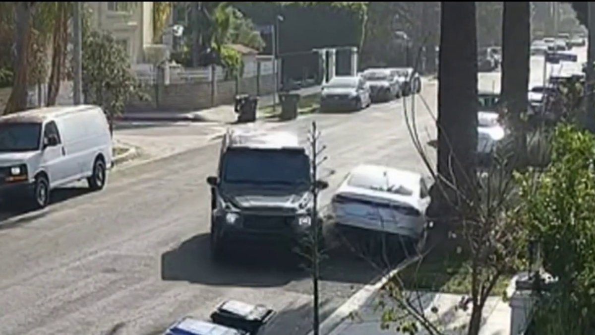 Sherman Oaks mom rams suspected burglars’ getaway car – NBC Los Angeles