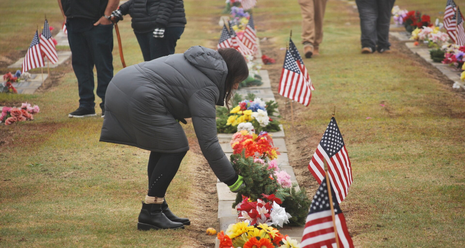 Community gathers at Clovis Cemetery to honor fallen veterans