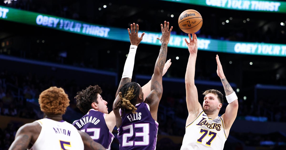 Luka Doncic and LeBron James combine for 68 points, Lakers end skid with 125-101 win over Kings