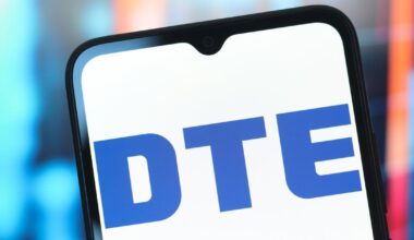 Nearly 2,000 DTE customers in Oakland County lost power early Wednesday