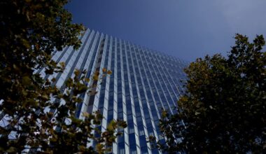 LA man accused of throwing Molotov cocktail at federal building to be arraigned