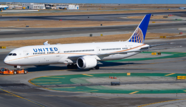 United Airlines Boeing 787, N27957