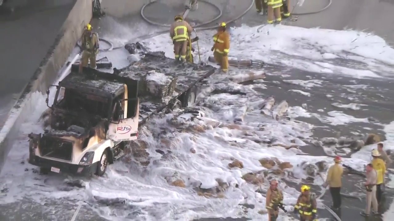 Truck fire shuts down NB 405 FWY near Sherman Oaks