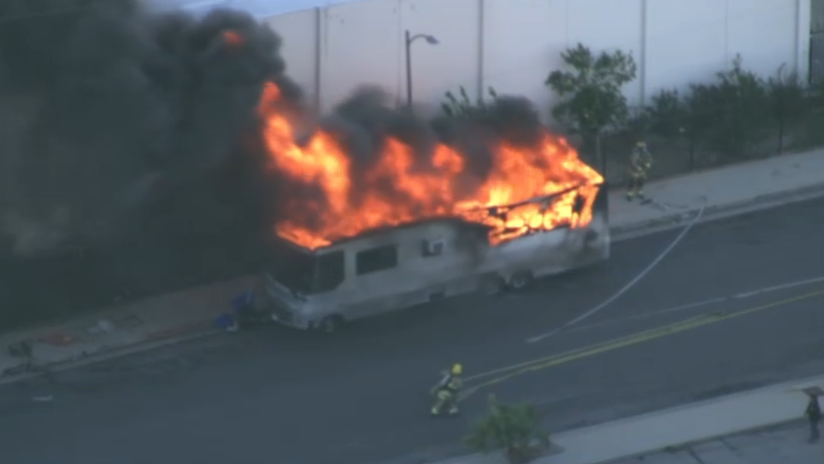 Large RV burns on Chatsworth street – NBC Los Angeles