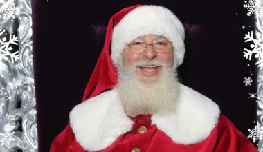 Sacramento mall Santa needed some help for the holidays