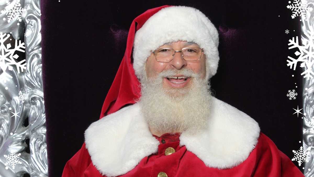 Sacramento mall Santa needed some help for the holidays