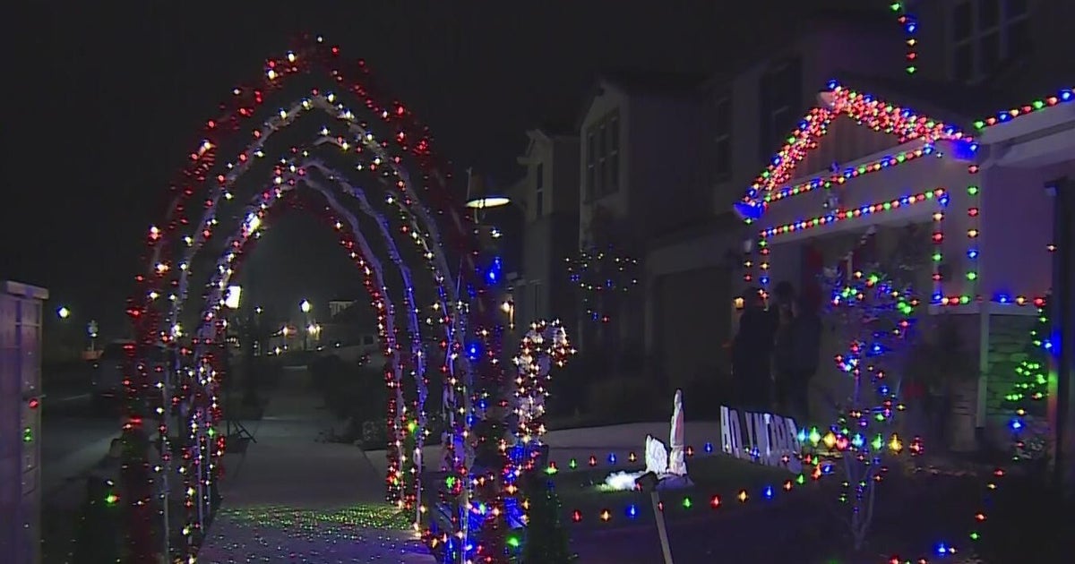 Natomas family says HOA wants them to remove Christmas lights display from sidewalk
