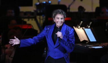 Barry Manilow reveals lung cancer diagnosis, postpones January shows