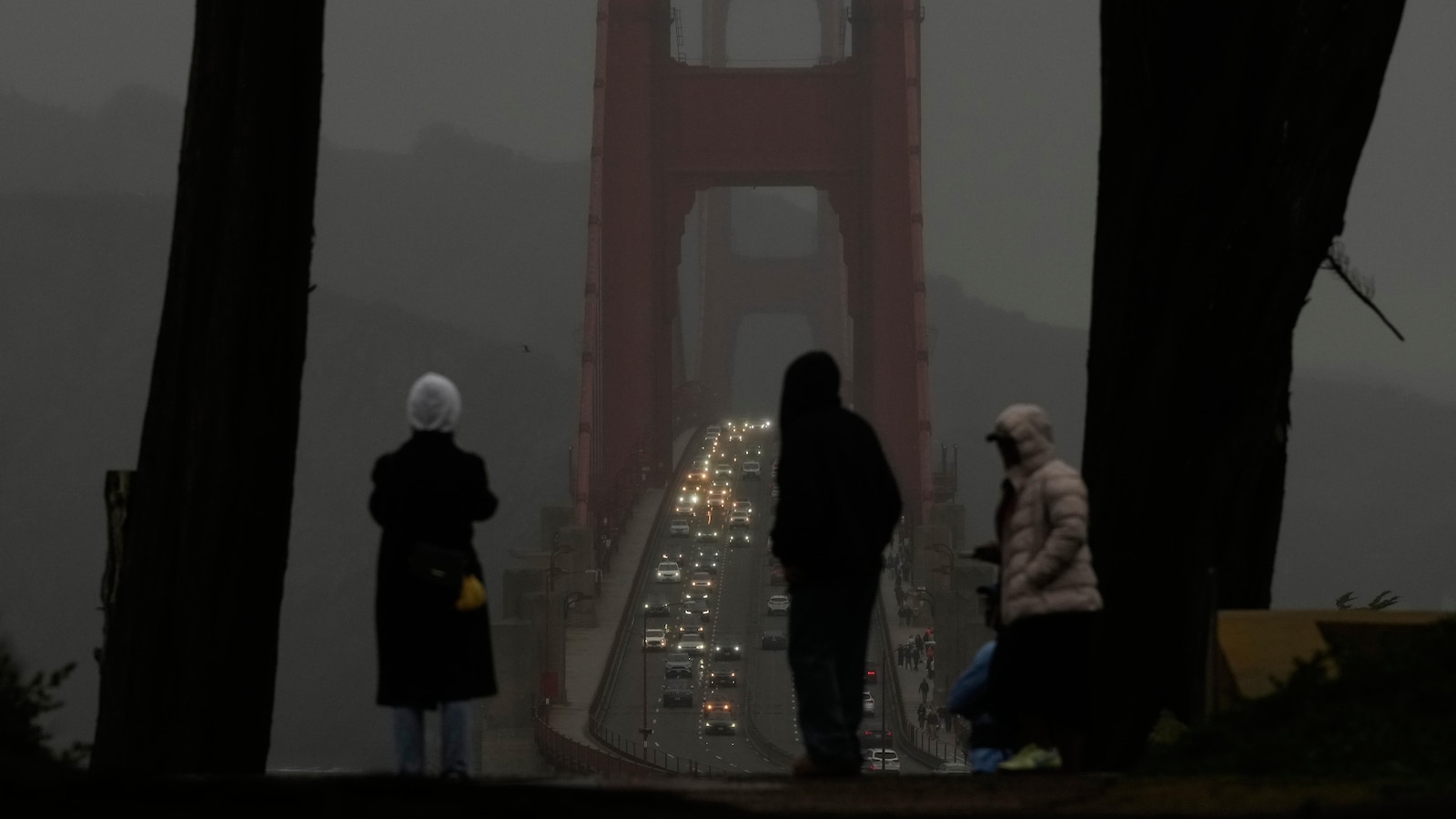 Southern California drivers urged to reconsider Christmas travel as heavy rain and winds roll in