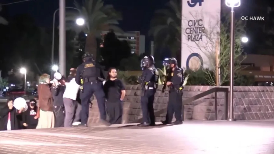 Video shows Southern California ICE protest turn violent amid nationwide uproar. Jan. 9, 2026. (OC Hawk)