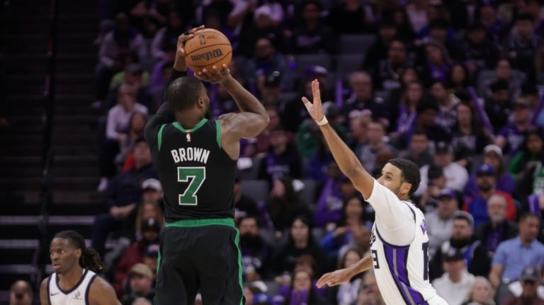 Boston Celtics guard Jaylen Brown (7) shoots a 3-point basket...