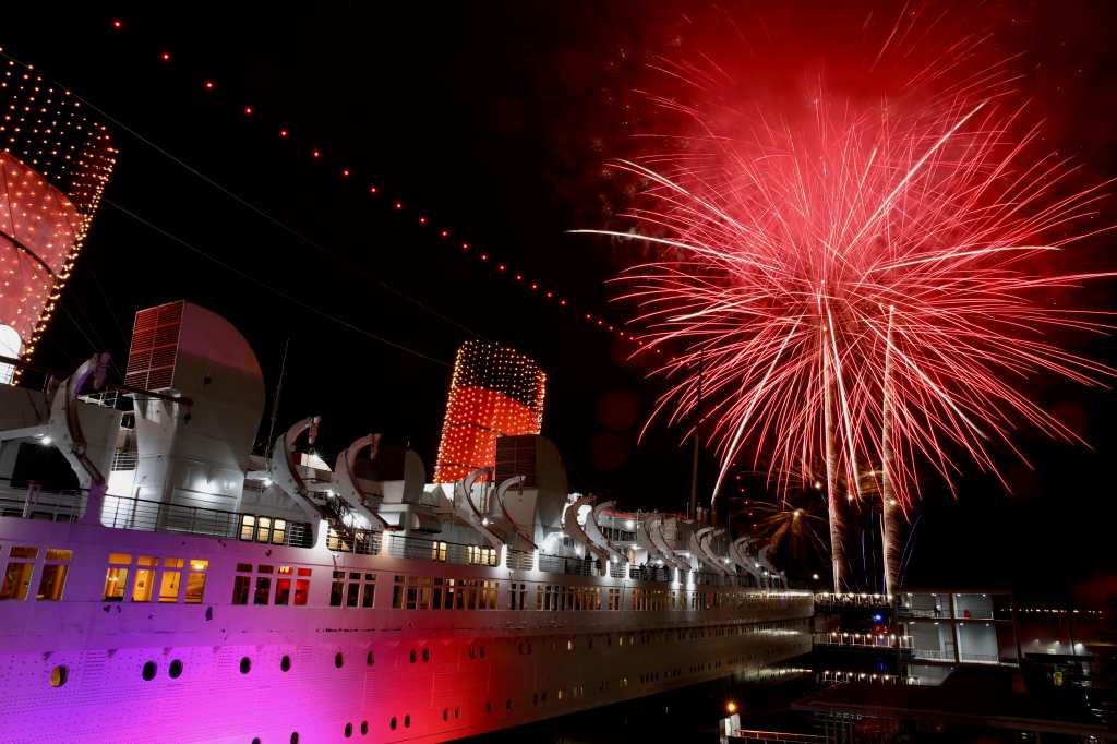 Queen Mary rings in 2026 in style with a masquerade ball and fireworks – Press Telegram