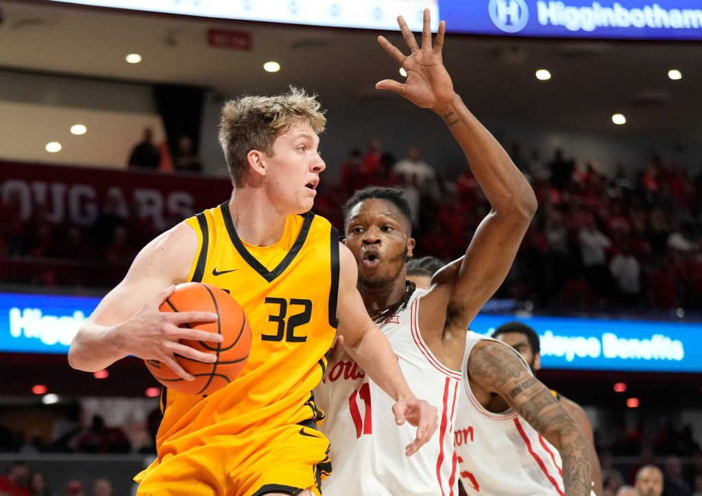 Garrett scores 30, Oakland downs Robert Morris 96-73 – Macomb Daily