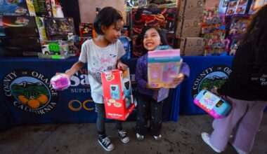 Rain wasn’t going to stop these community elves in Santa Ana from giving gifts – Orange County Register