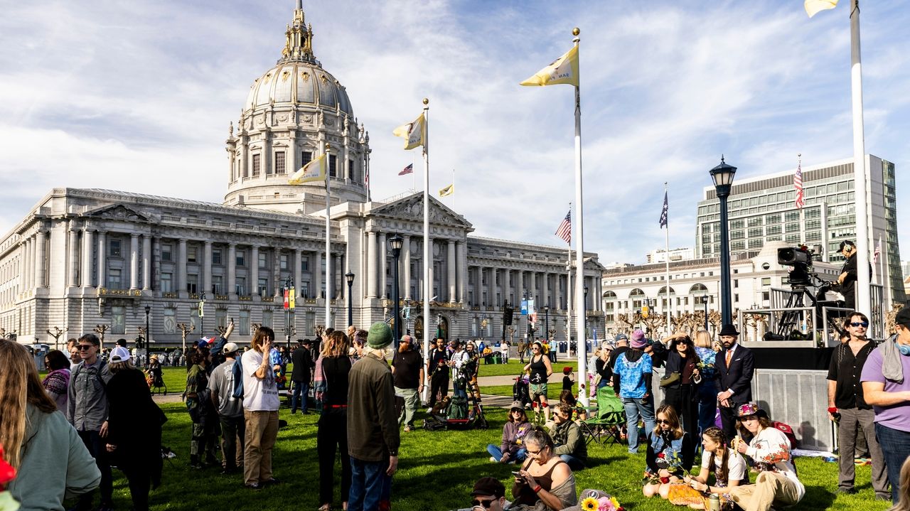 Thousands of fans celebrate life of legendary Grateful Dead guitarist Bob Weir in San Francisco