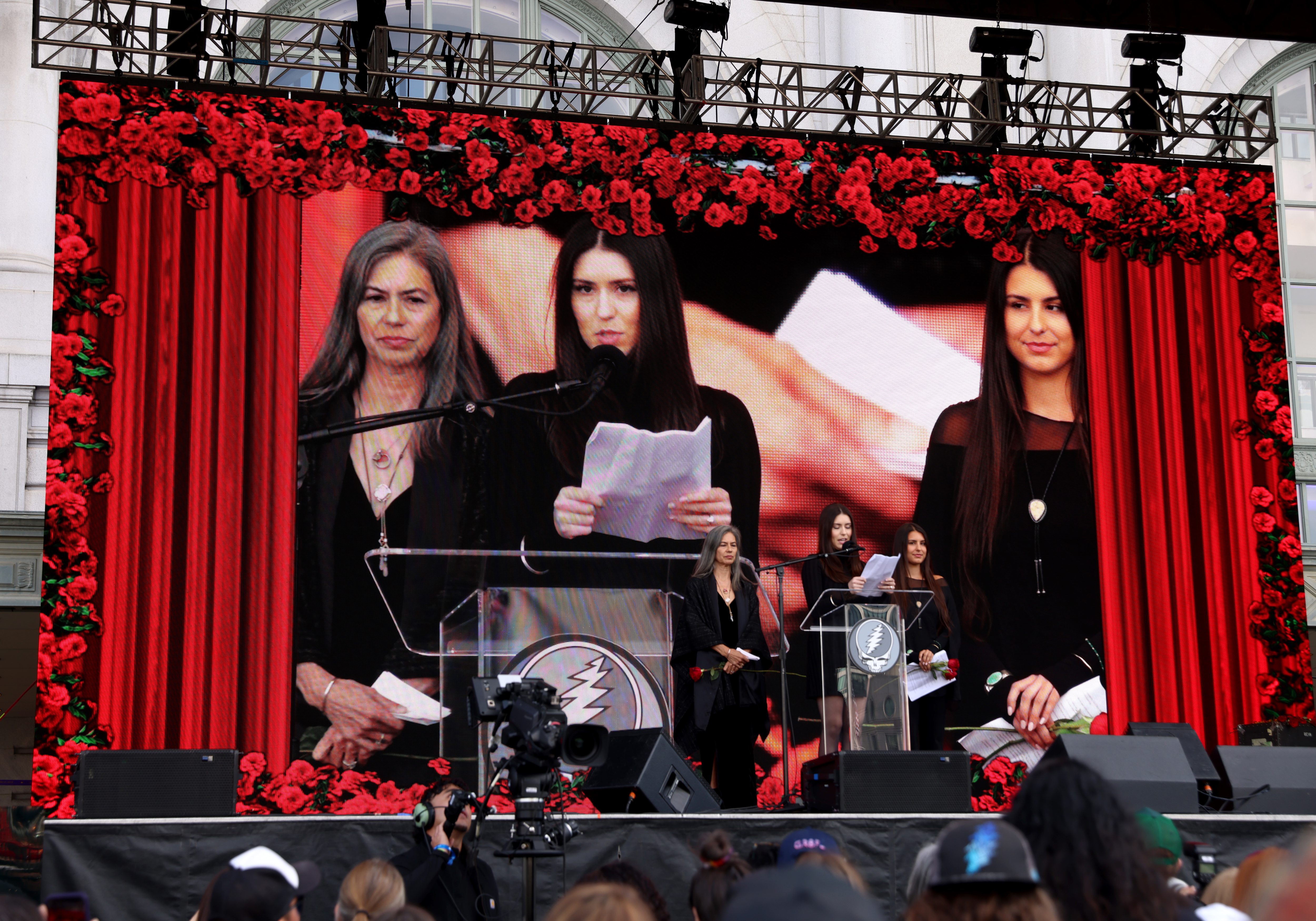 Bob Weirâs daughter Monet, flanked by her mom Natascha MÃ¼nter,...