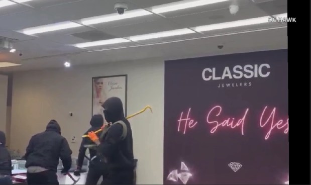 Thieves used crowbars and hammers to break glass showcases at Classic Jewelers in Anaheim Hills on Jan. 23, 2026. (Surveillance video courtesy of Classic Jewelers and OC Hawk)