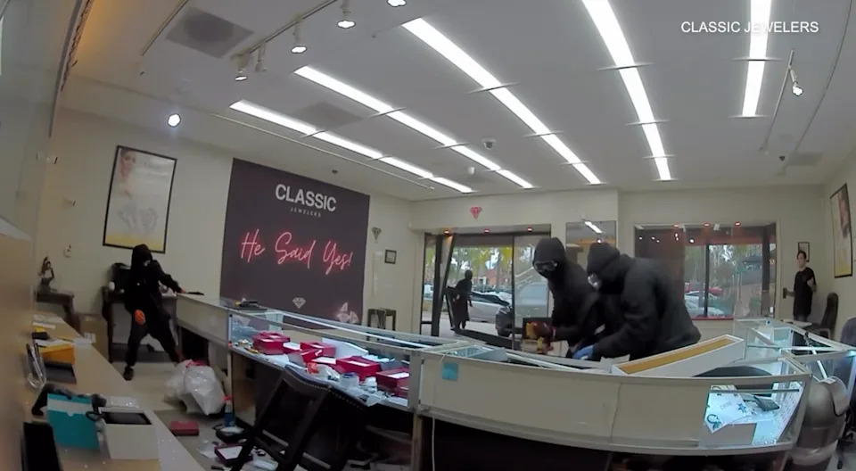 Classic Jewelers smash-and-grab