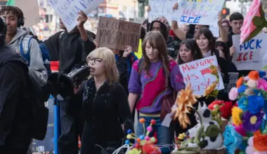 Students from a dozen Oakland schools walk out to protest ICE
