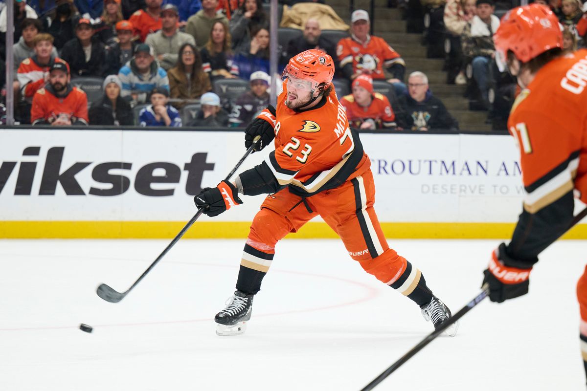 Anaheim Ducks center Mason McTavish (23) shoots and scores a goal against the lightning at the Honda Center on December 31,2025 in Anaheim, California.