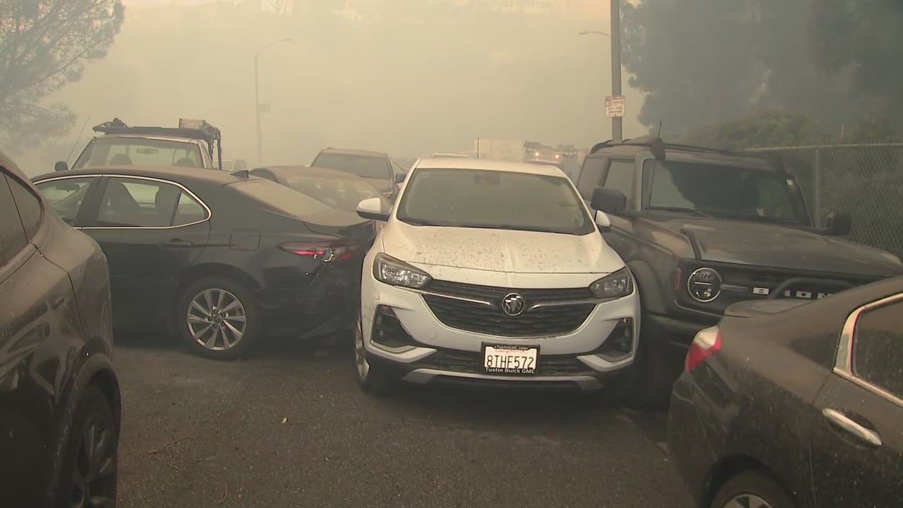 Palisades fire: Dozens of drivers abandon their cars