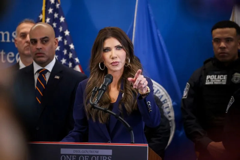 <em>Kristi Noem, secretary of the US Department of Homeland Security (DHS), center, speaks during a news conference at One World Trade Center in New York, US, on Jan. 8, 2026. (Michael Nagle/Bloomberg via Getty Images)</em>
