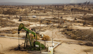An oilfield operation is seen on leased land managed by the BLM’s Bakersfield office in Kern County, California. Credit: Jesse Pluim/BLM