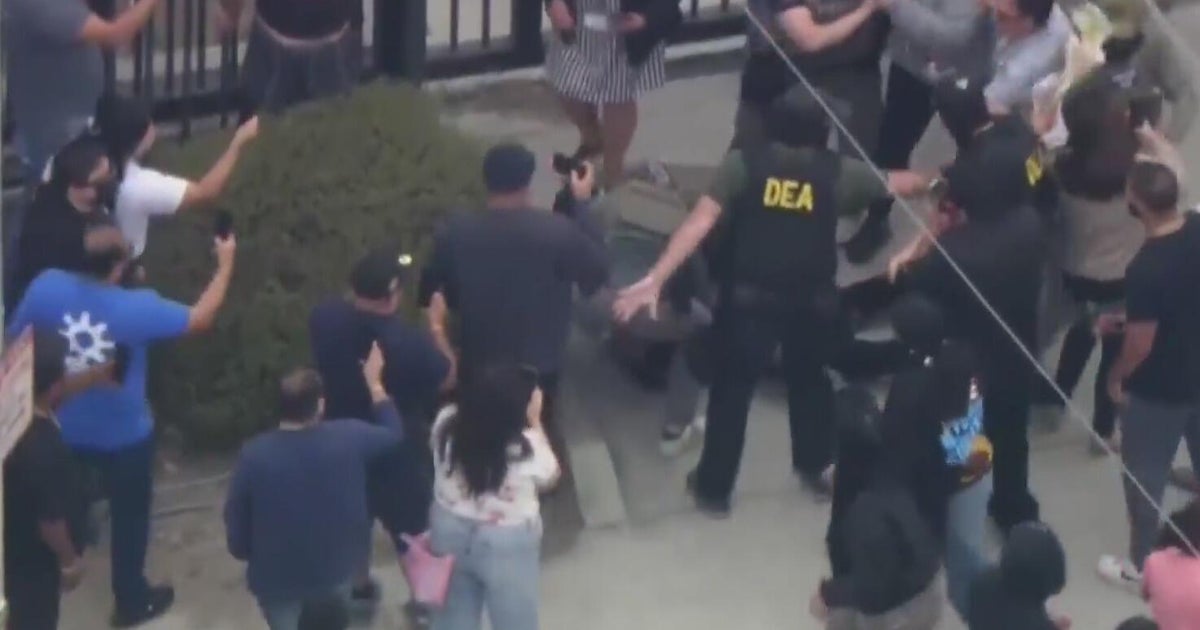 California Senate passes bill that would allow federal agents to be sued