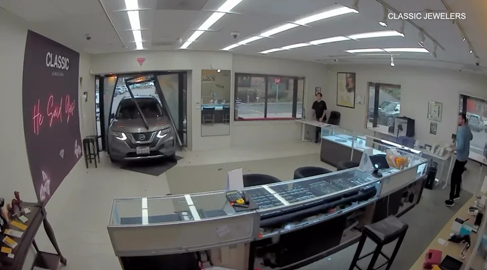 Classic Jewelers smash-and-grab