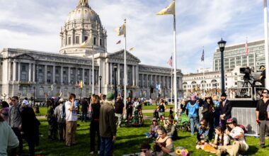 Thousands of fans celebrate life of legendary Grateful Dead guitarist Bob Weir in San Francisco :: WRAL.com