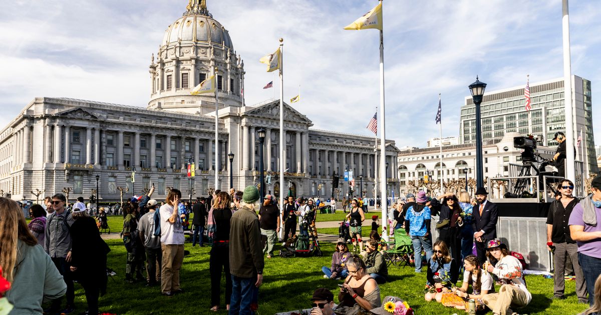 Thousands of fans celebrate life of legendary Grateful Dead guitarist Bob Weir in San Francisco :: WRAL.com