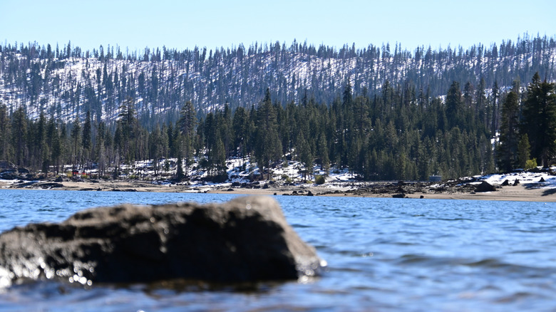 California's Under-The-Radar Mountain Lake Is A Crystal-Clear Beauty For Tranquil Vibes And Sailing
