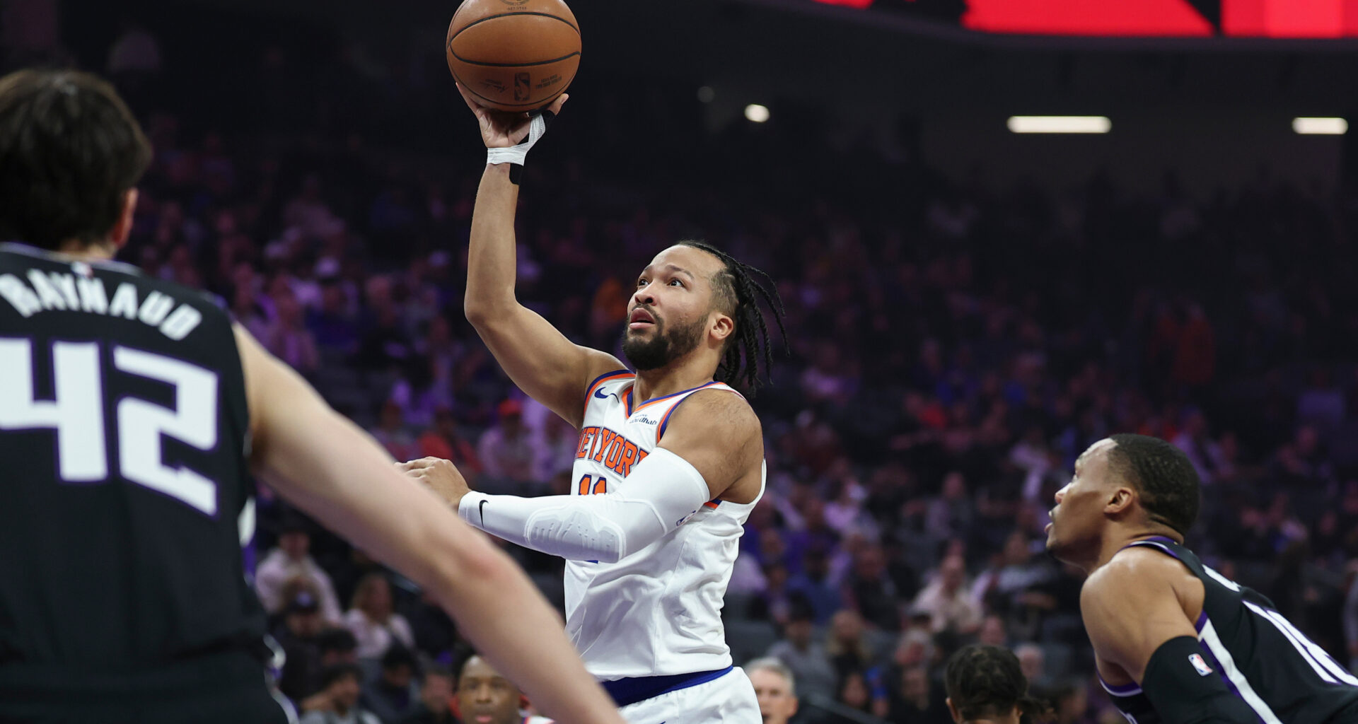 Jalen Brunson leaves Knicks' game in Sacramento after hurting right ankle