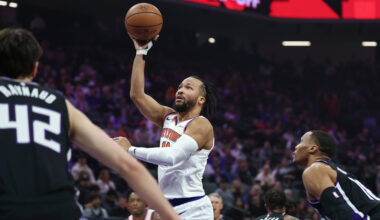 Jalen Brunson leaves Knicks' game in Sacramento after hurting right ankle