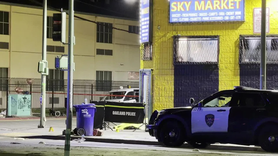 <div>Oakland police investigate a triple homicide outside Sky Market. Jan. 1, 2026 Photo: Angela Barron</div>