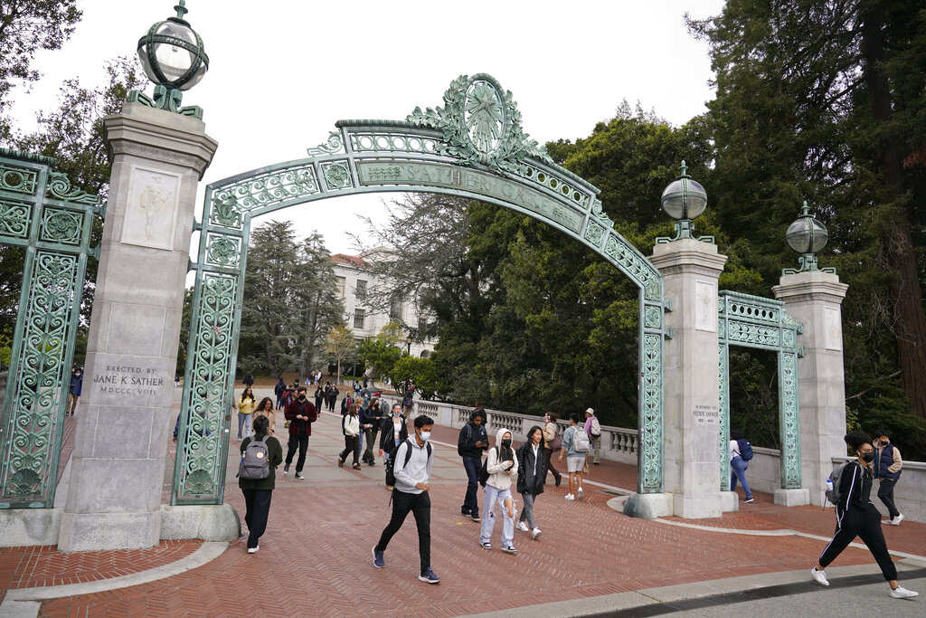UC Berkeley enrolls more new international students, defying trend