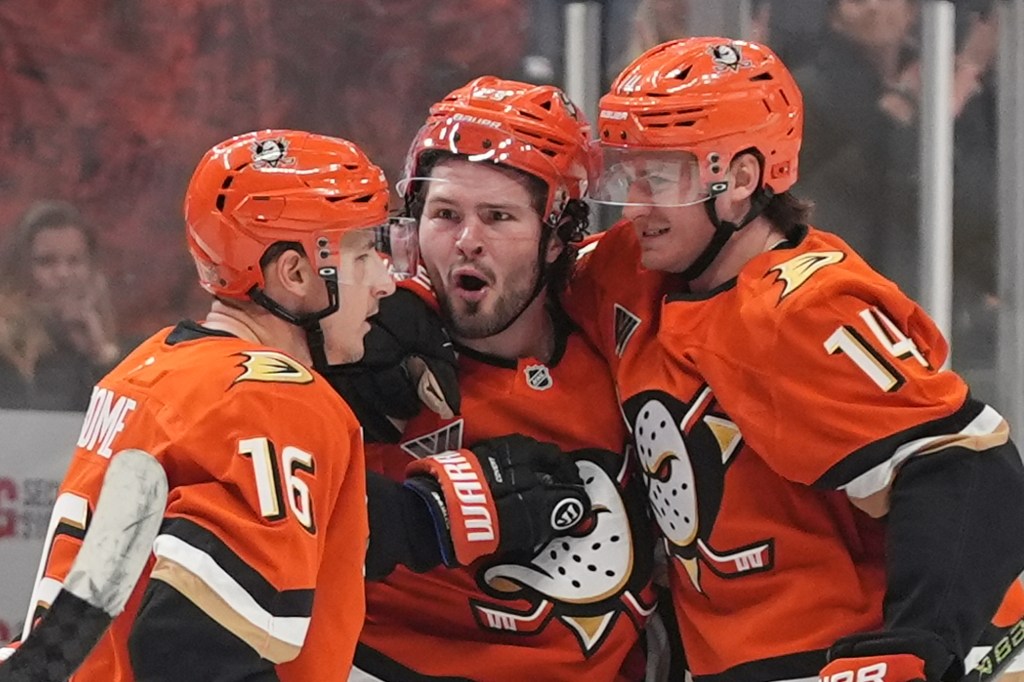 Ducks hold off struggling Rangers for 4th straight win – Orange County Register