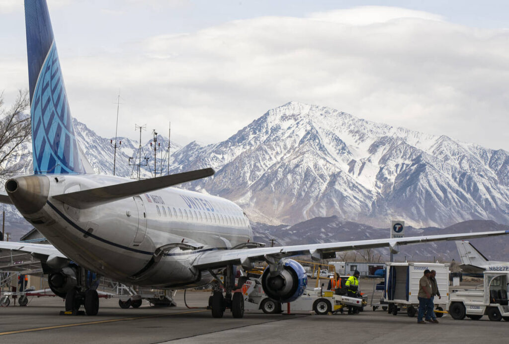 United plane lands in Bishop CA