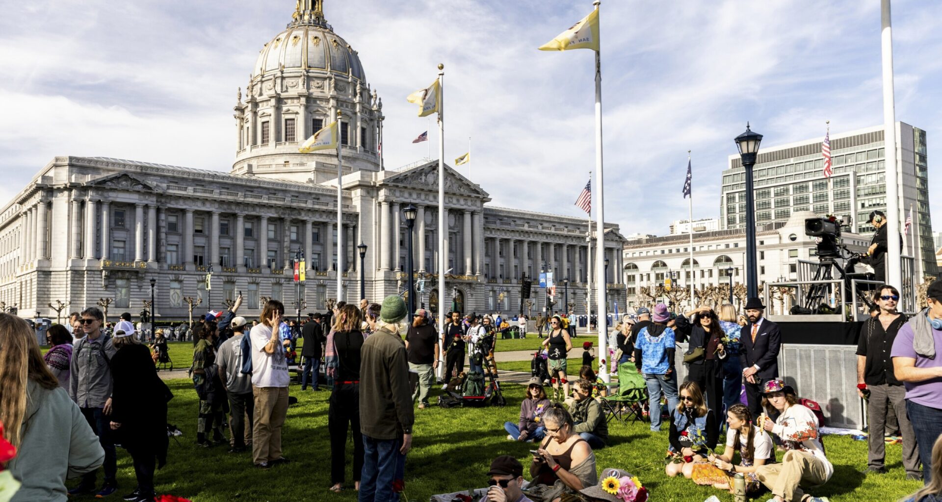 Thousands of fans celebrate life of legendary Grateful Dead guitarist Bob Weir in San Francisco