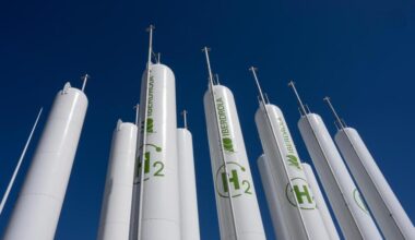 California wants to mix hydrogen with gas to cut climate pollution. Critics say that poses risks