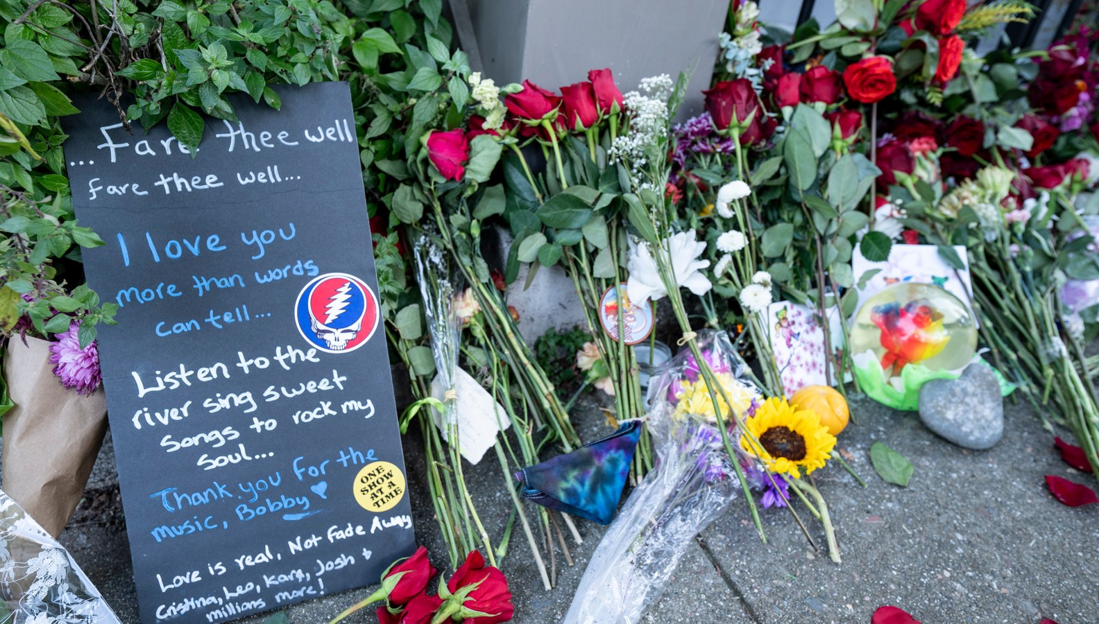 Deadheads Gather in San Francisco’s Haight to Remember Bob Weir