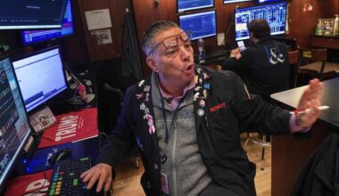 US futures sink on worries over Trump's push to claim Greenland